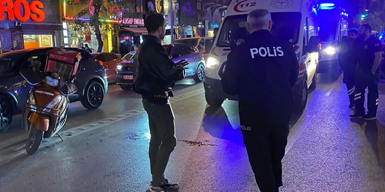 Motosiklet önce yayaya, sonra otomobile çarptı: 2 yaralı