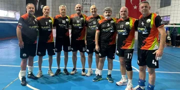 Osmangazi’nin veteran voleybolcuları zirveye çıktı