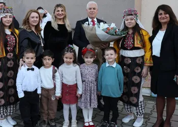 Mustafa Bozbey mezun olduğu okuldaki öğretmenlerle buluştu