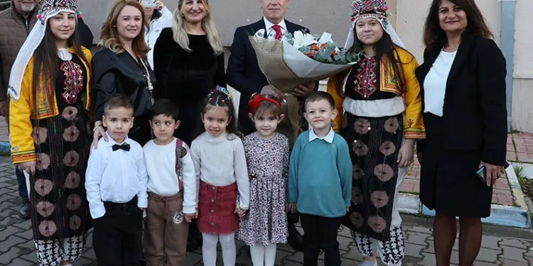 Mustafa Bozbey mezun olduğu okuldaki öğretmenlerle buluştu