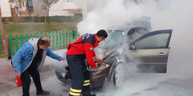 Burdur’da seyir halindeki otomobil yandı