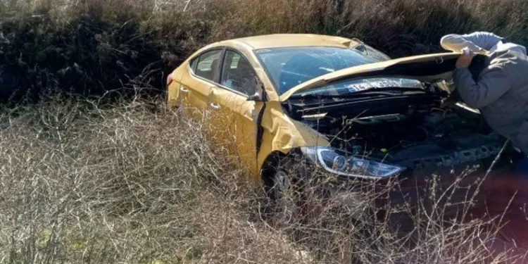 Bolu’da ticari taksi tarlaya uçtu