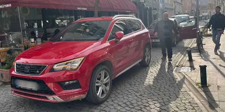 Sokak ortasına otomobilini bırakıp işlerini halletmeye gitti