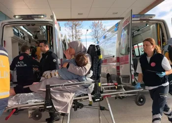 Bursa’da 3. kattaki balkondan düşen çocuk yaralandı