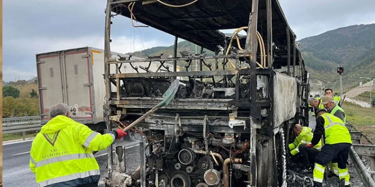 Bursa’da öğrencileri taşıyan otobüs alevlere teslim oldu