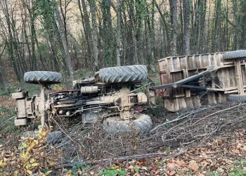 Bursa’da devrilen traktördeki 2 kişi yaralandı