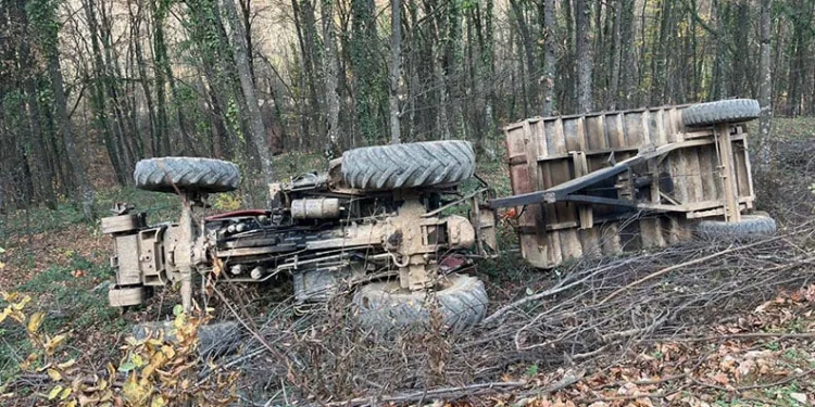 Bursa’da devrilen traktördeki 2 kişi yaralandı