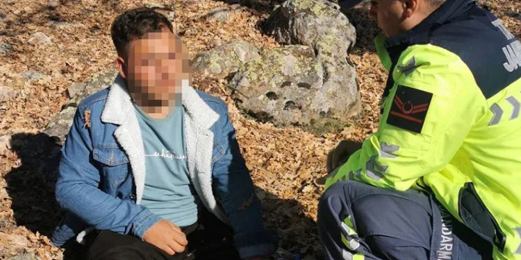Dağlık alanda kaybolan genci jandarma buldu