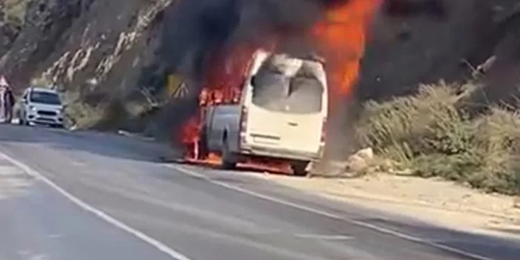 Alevlere teslim olan minibüs kullanılmaz hale geldi