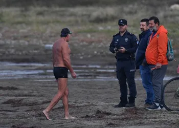 Yüzmek için göle girdi, sahil güvenlik engel oldu