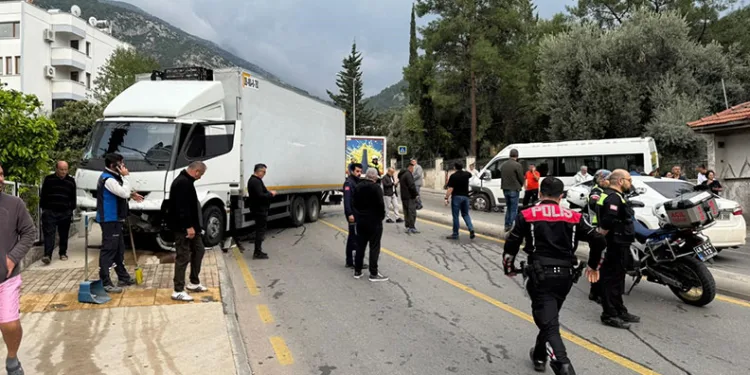 Fethiye’de freni patlayan kamyon, öğrenci servisine çarptı