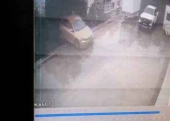 Bursa’da otomobil, 10 metrelik yükseklikten bahçeye uçtu