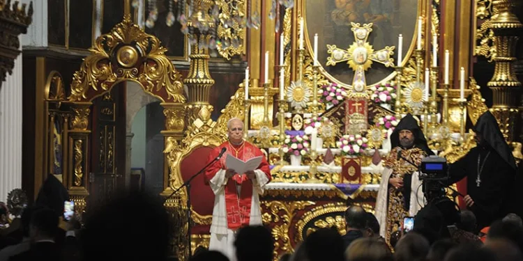 Papa, Ermeni Apostalik Katedrali’ne “dua ziyareti” gerçekleştirdi
