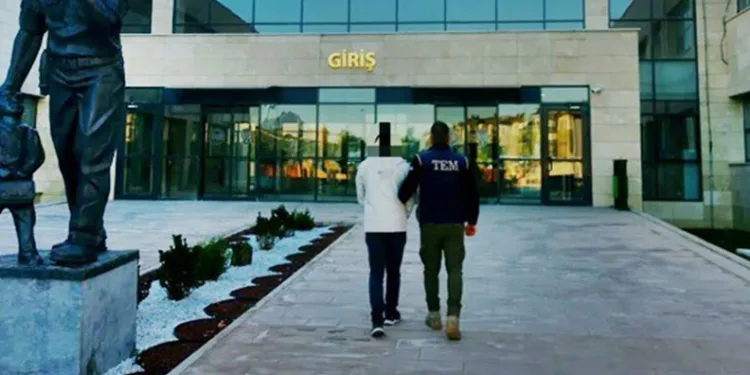 FETÖ operasyonunda biri kamu görevlisi 2 kişi yakalandı
