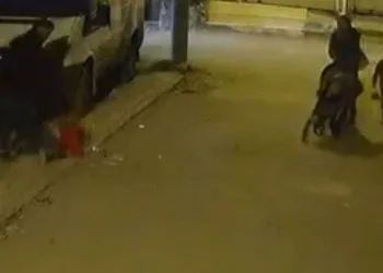 Çocuğun kafasını önce arabaya vurup çocuğu yere fırlattı