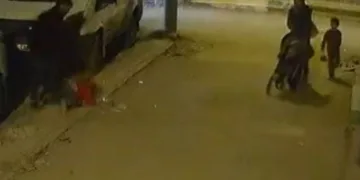 Çocuğun kafasını önce arabaya vurup çocuğu yere fırlattı