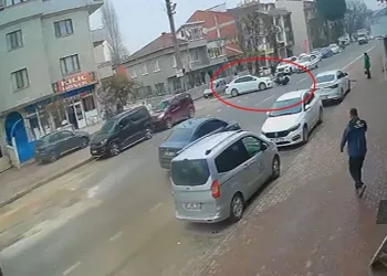 Motosikletin devrildiği kaza anı kamerada