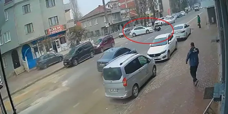 Motosikletin devrildiği kaza anı kamerada