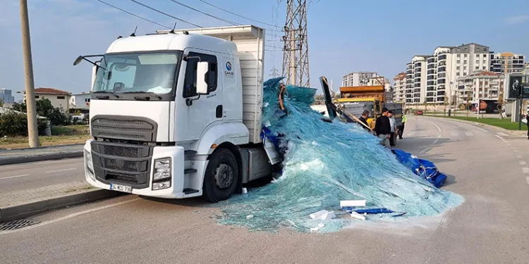 Tonlarca ağırlıktaki cam yola saçıldı