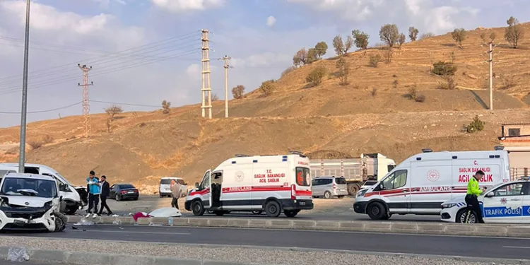 Şırnak’ta minibüsü ile hafif ticari araç çarpıştı: 19 yaralı