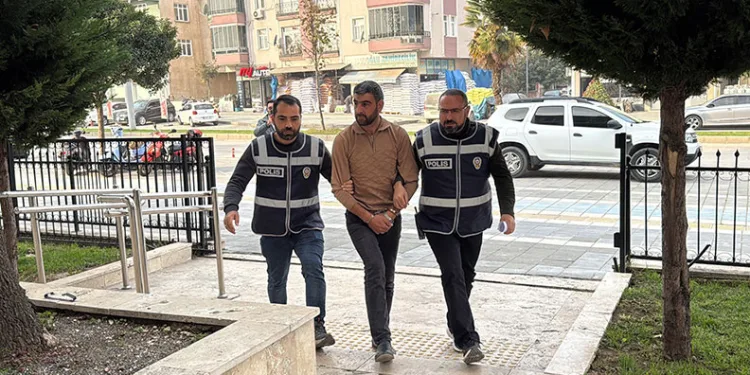 Kullandığı tırın dorsesinde 11 kaçak göçmen bulunan sürücü tutuklandı