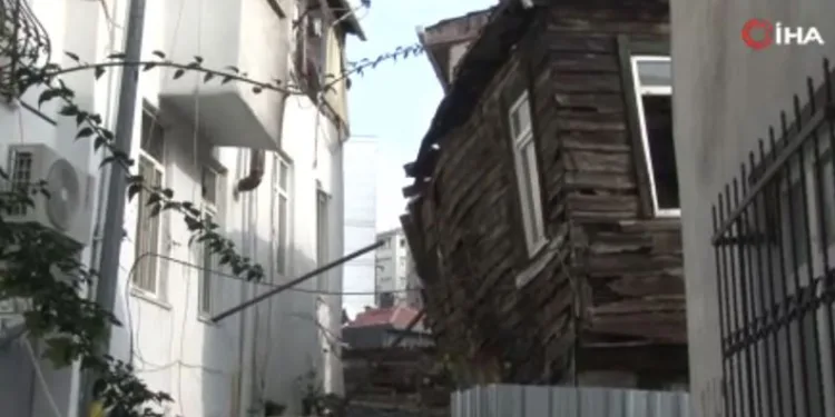 Beyoğlu’nda ahşap binada kısmi çökme: 2 bina tahliye edildi