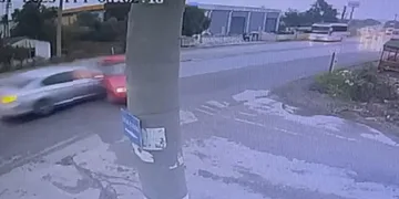 Kemalpaşa’da feci trafik kazası kamerada: 2 ölü, 4 yaralı