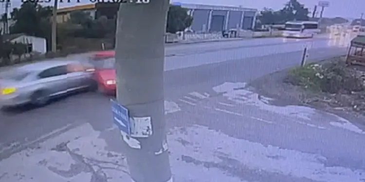 Kemalpaşa’da feci trafik kazası kamerada: 2 ölü, 4 yaralı