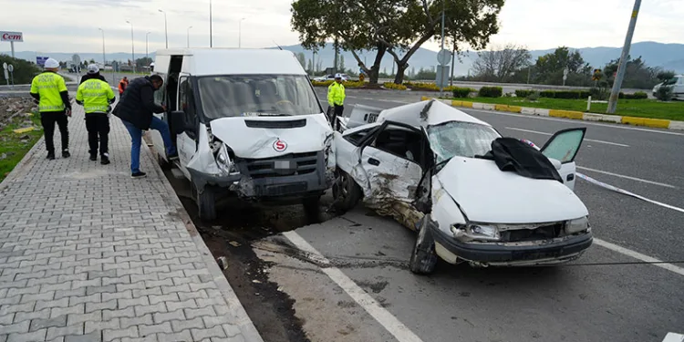 Balıkesir’de işçi servisi ile otomobil çarpıştı: 1 ölü, 4 yaralı