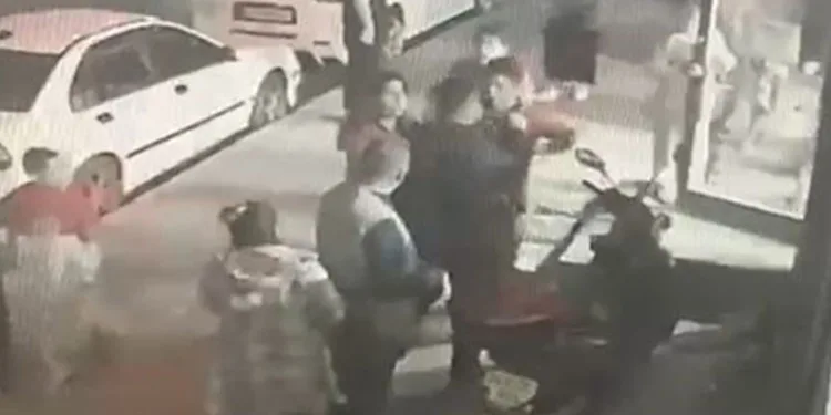 Esenyurt’ta engelli adama bıçaklı saldırı kamerada