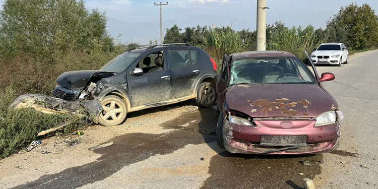 İki araç kafa kafaya çarpıştı: 2 yaralı