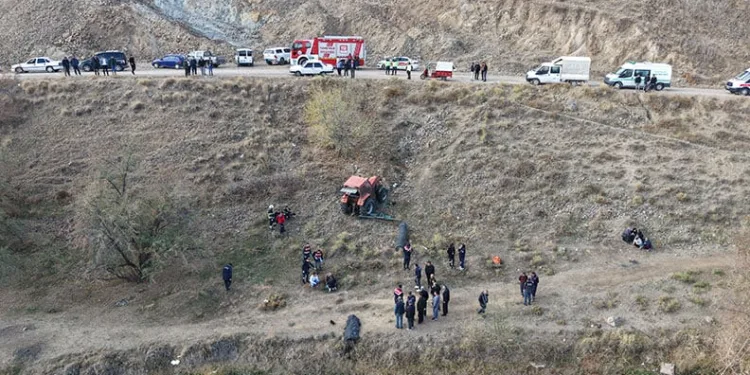 Traktör uçuruma devrildi: 1 ölü