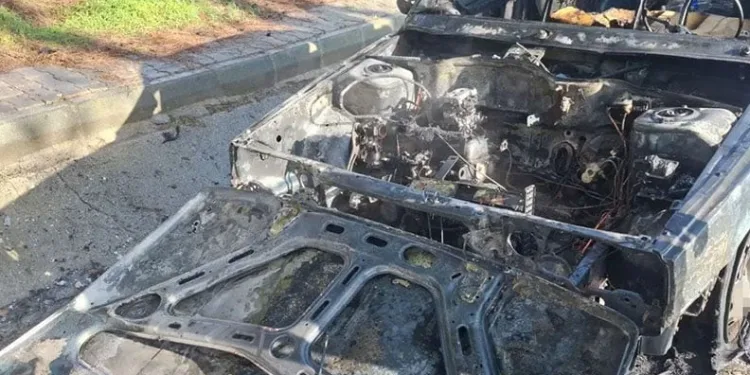 Eceabat’ta seyir halindeki otomobil yanarak kullanılamaz hale geldi