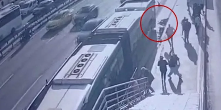 Cevizlibağ’da metrobüs engelli yolcuya çarptı, yaşlı adam hayatını kaybetti