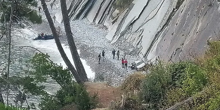 Kayıp imamın cesedi uçurumdan yuvarlanmış aracında bulundu