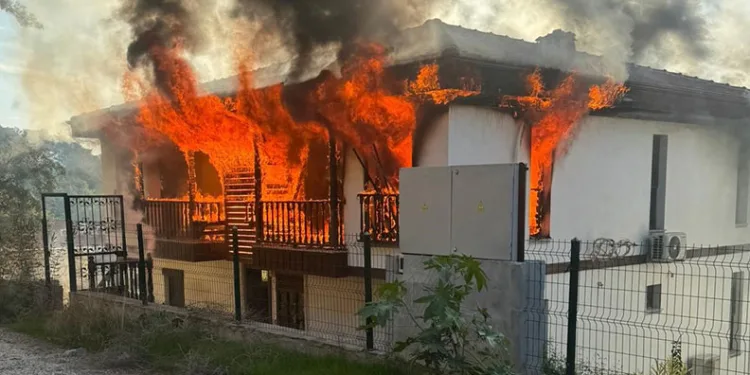 Uyuşturucuyla yakalanmamak için evini ateşe verdiği iddiası