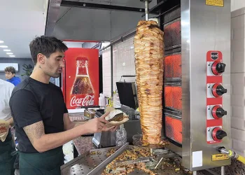 Beşiktaş’ın eski futbolcusu döner dükkanı açtı