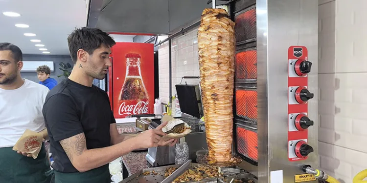 Beşiktaş’ın eski futbolcusu döner dükkanı açtı