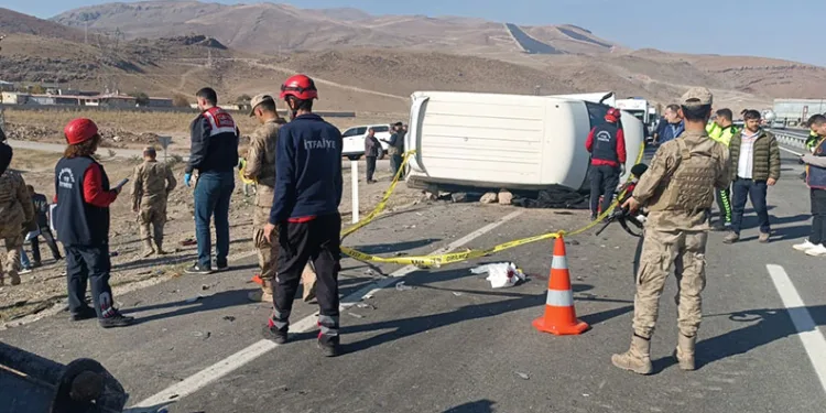 Ağrı’da otomobil minibüsle çarpıştı: 1 ölü, 2 ağır yaralı