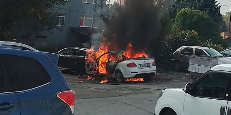 Yakıt aldıktan sonra otomobil alev aldı: 2 araç kullanılamaz hale geldi