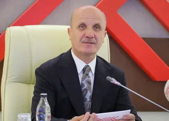 Üniversite eğitimi üç yıla düşüyor
