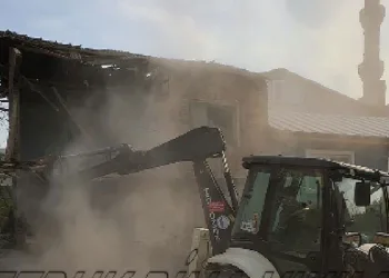 Gemlik’te Metruk Bina Yıkımları Sürüyor