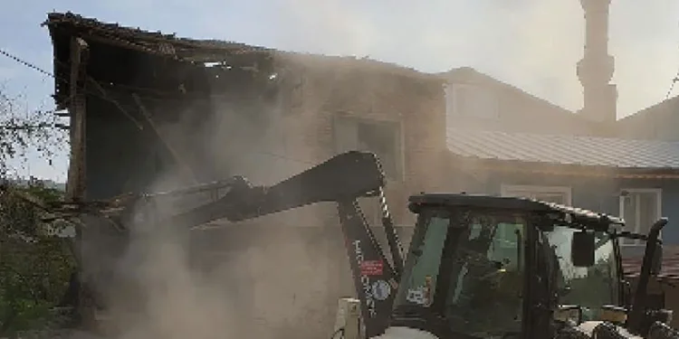 Gemlik’te Metruk Bina Yıkımları Sürüyor