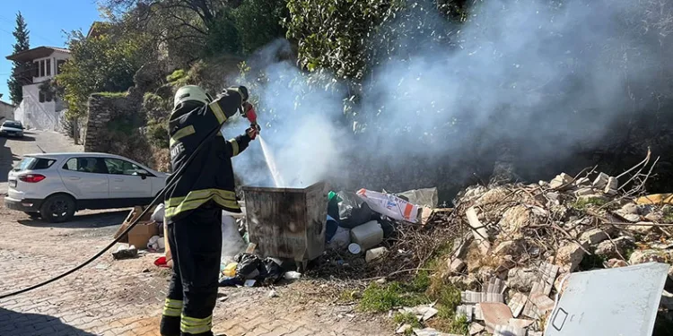 Menteşe’de çöp konteynerinde yangın paniği