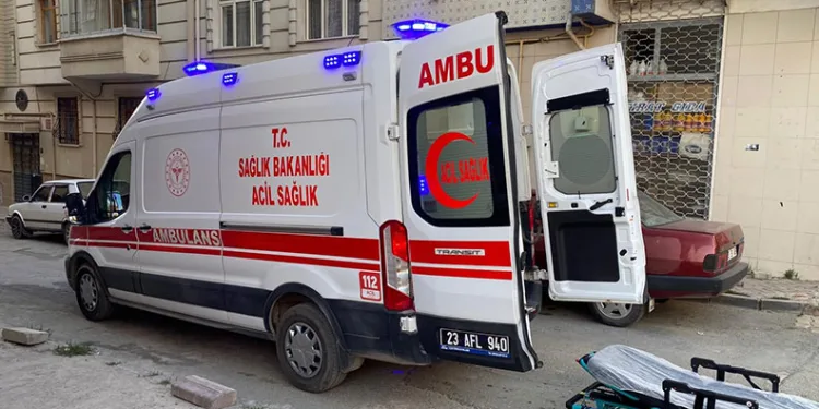 Elazığ’da kendi boğazını kesen kadın ağır yaralandı