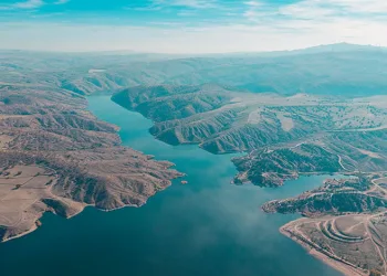 Bozkırın ortasında mest eden mavi