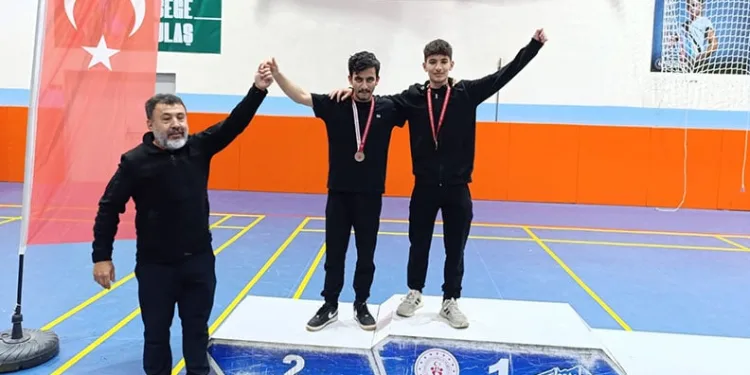 Mudanya Anadolu İmam Hatip Lisesi, güreşte zirveye oturdu