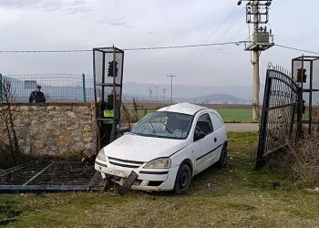 Kazada otomobilde bayılan sürücü donmak üzereyken bulundu
