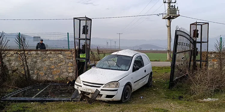 Kazada otomobilde bayılan sürücü donmak üzereyken bulundu