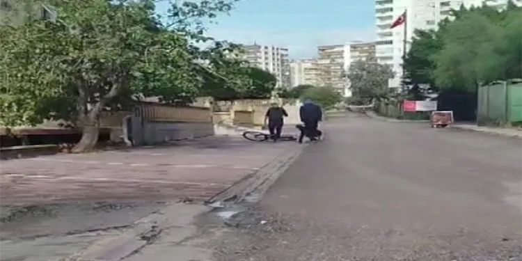 Bisikletli çocuğu darp etti
